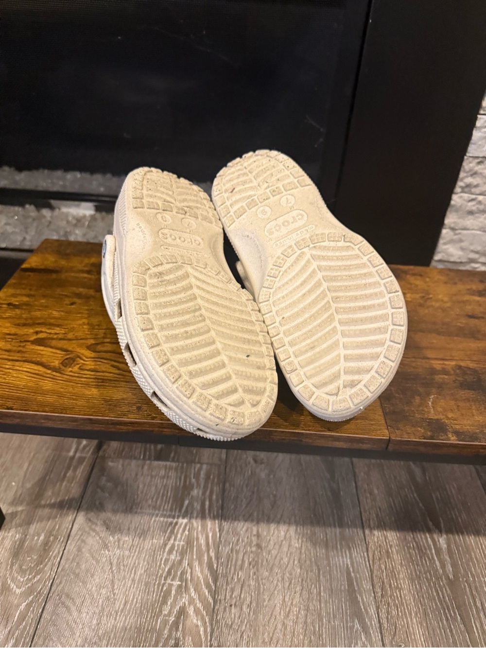 CROCS Kids Classic Clog in Sand Beige Men 7 - Picture 2 of 3